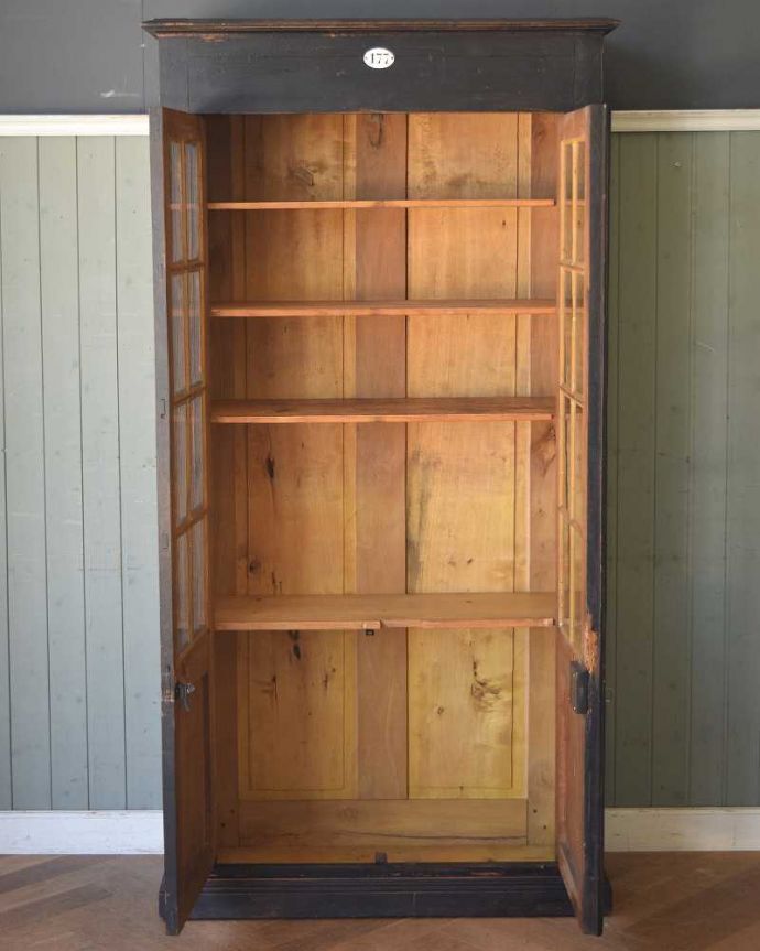 アンティークのキャビネット アンティーク家具 フランス輸入のアンティーク収納家具、シックなペイント仕上げのフレンチキャビネット。見た目の美しさはモチロン、た〜っぷり収納力もある優れたキャビネットです。(x-983-f)