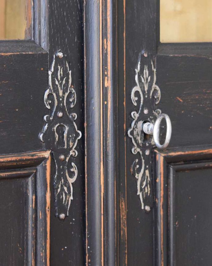アンティークのキャビネット アンティーク家具 フランス輸入のアンティーク収納家具、シックなペイント仕上げのフレンチキャビネット。鍵穴の周りの装飾もフランスの雰囲気たっぷり!取っ手は鍵です。(x-983-f)
