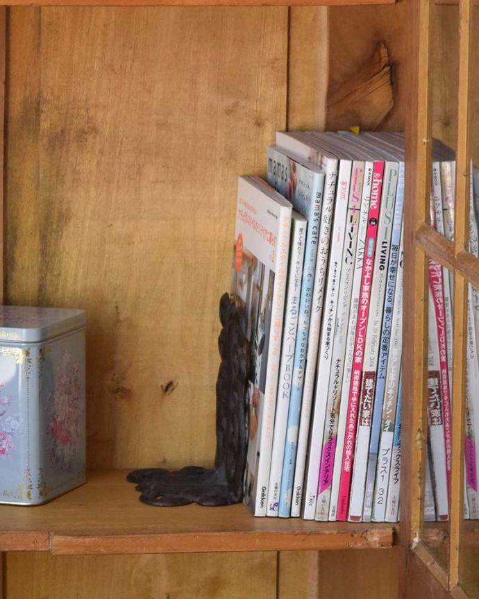 アンティークのキャビネット アンティーク家具 フランス輸入のアンティーク収納家具、シックなペイント仕上げのフレンチキャビネット。雑誌やA4サイズのファイルも収納できます。(x-983-f)