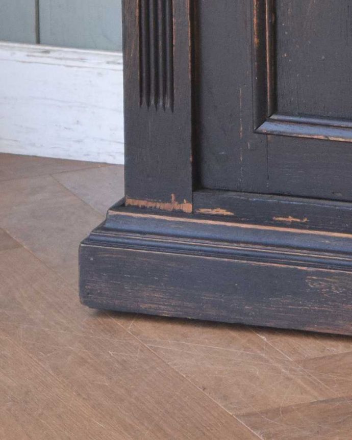 アンティークのキャビネット アンティーク家具 フランス輸入のアンティーク収納家具、シックなペイント仕上げのフレンチキャビネット。しっかりとした安定感があります。(x-983-f)