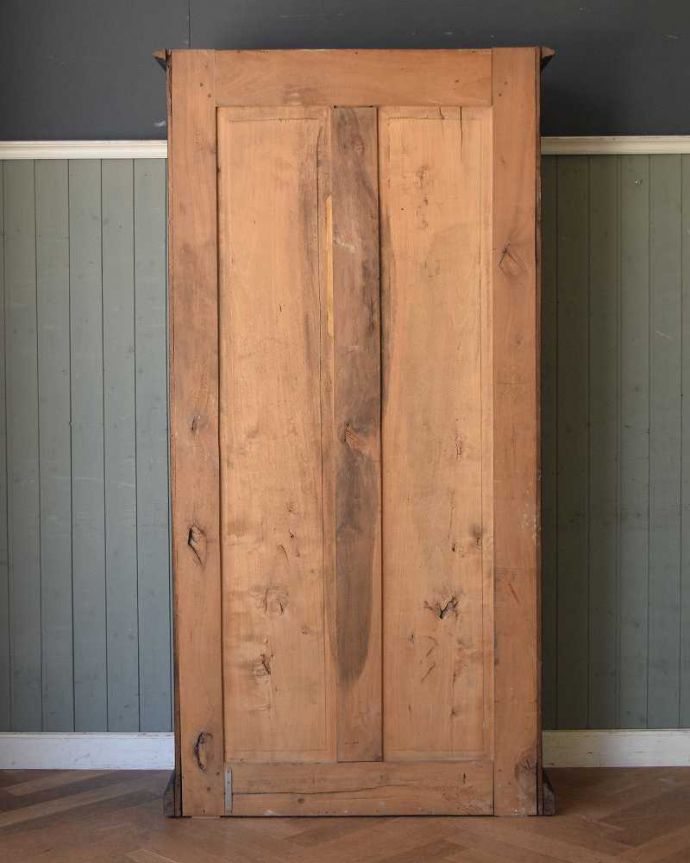 アンティークのキャビネット アンティーク家具 フランス輸入のアンティーク収納家具、シックなペイント仕上げのフレンチキャビネット。アンティークは新品ではないので、もちろん経年変化によるキズはありますが、専門の職人が目立たないようキレイにお直しをしているので、後姿までキレイです。(x-983-f)