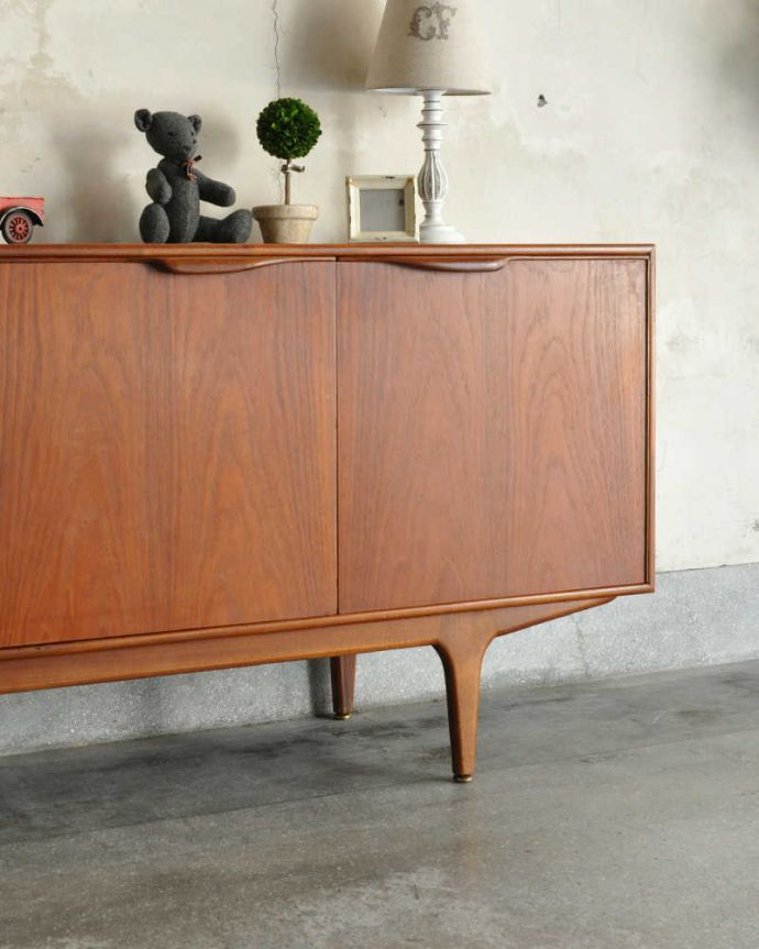 サイドボード アンティーク家具 チーク材を使ったヴィンテージ家具、北欧のスタイリッシュなサイドボード(マッキントッシュ)。ヴィンテージ家具らしいあたたかさ。(x-984-f-1)
