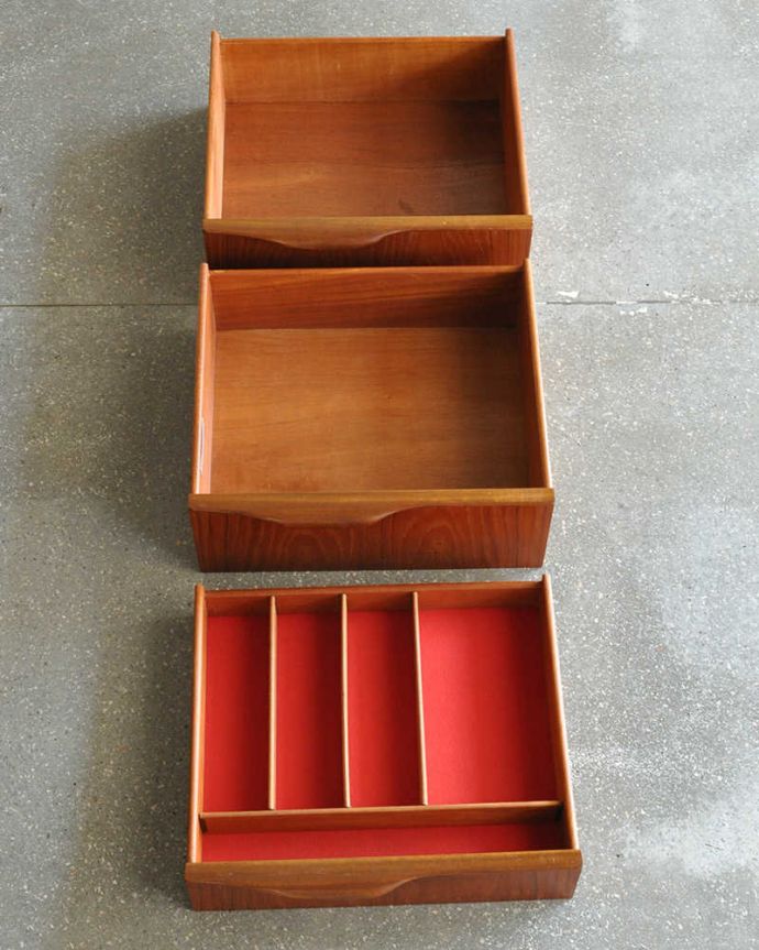 サイドボード アンティーク家具 チーク材を使ったヴィンテージ家具、北欧のスタイリッシュなサイドボード(マッキントッシュ)。キレイにお直ししましたもともと配膳用の家具なので、カトラリー用に細かく仕切られた引き出しが付いていて便利です。(x-984-f-1)