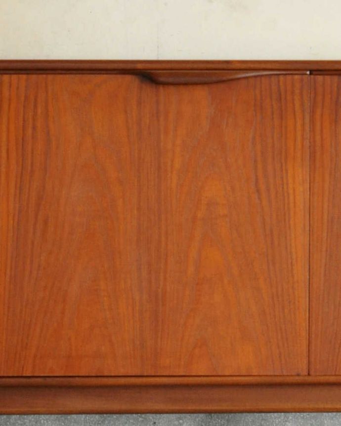 サイドボード アンティーク家具 チーク材を使ったヴィンテージ家具、北欧のスタイリッシュなサイドボード(マッキントッシュ)。扉の木目があたたかさを演出クールなデザインなのに、なんだかほっとするあたたかさ。(x-984-f-1)