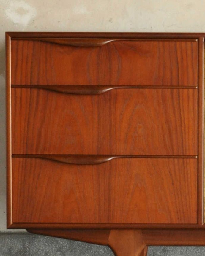 サイドボード アンティーク家具 チーク材を使ったヴィンテージ家具、北欧のスタイリッシュなサイドボード(マッキントッシュ)。デザインの一部になっている取っ手取っ手のデザインもシンプルかつ機能的に。(x-984-f-1)