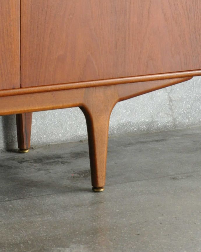 サイドボード アンティーク家具 チーク材を使ったヴィンテージ家具、北欧のスタイリッシュなサイドボード(マッキントッシュ)。スッキリとした脚の裏には…Handleの家具の脚裏にはフェルトキーパーをお付けしています。(x-984-f-1)