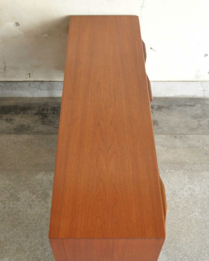 サイドボード アンティーク家具 チーク材を使ったヴィンテージ家具、北欧のスタイリッシュなサイドボード(マッキントッシュ)。天板の塗装もキレイに仕上げましたヴィンテージの家具は修復方法が様々。(x-984-f-1)