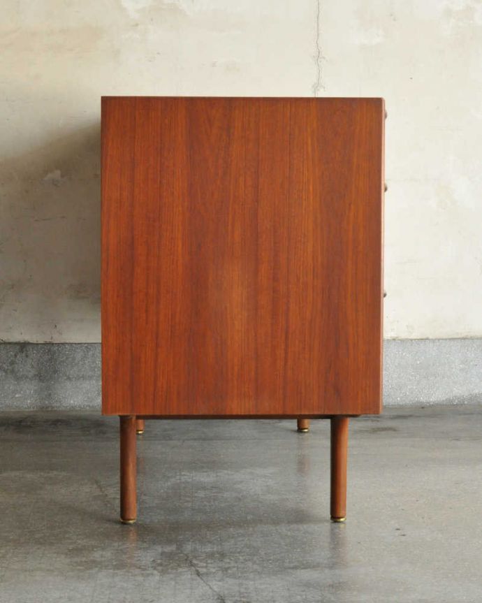 サイドボード アンティーク家具 チーク材を使ったヴィンテージ家具、北欧のスタイリッシュなサイドボード(マッキントッシュ)。横から見てもスッキリどこから見てもスッキリとしてステキなヴィンテージ。(x-984-f-1)