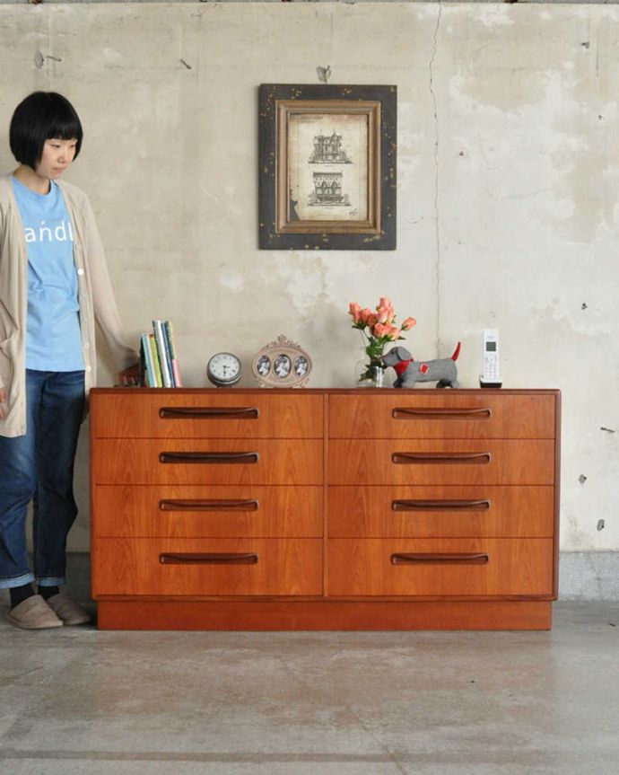 G-PLAN(Gプラン)　アンティーク家具　チーク材のカッコいいヴィンテージ家具、G-PLANのワイドチェスト（サイドボード） 。スッキリとかっこいいデザインが特徴のアンティークチェスト。(x-985-f)