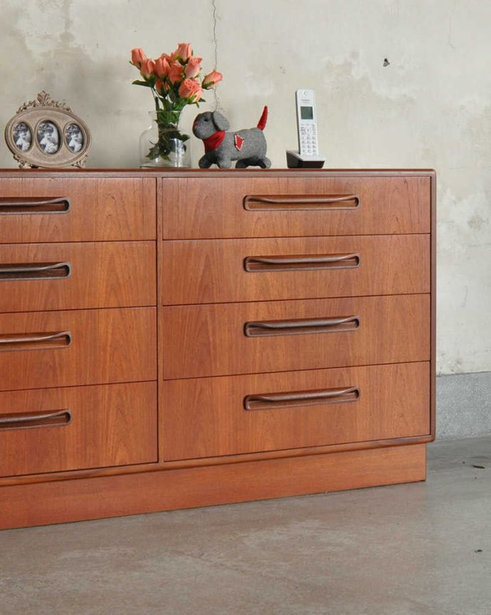 G-PLAN(Gプラン)　アンティーク家具　チーク材のカッコいいヴィンテージ家具、G-PLANのワイドチェスト（サイドボード） 。リビングで電話などの置き場所として使っても最適です。(x-985-f)