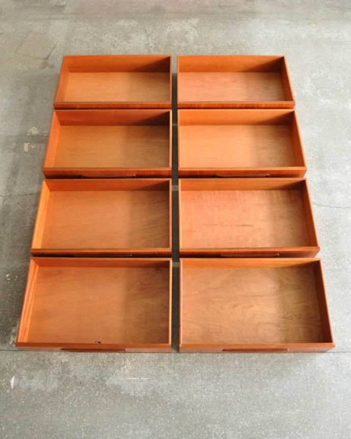 G-PLAN(Gプラン)　アンティーク家具　チーク材のカッコいいヴィンテージ家具、G-PLANのワイドチェスト（サイドボード） 。引き出しがあるので細かいものもしまえます。(x-985-f)