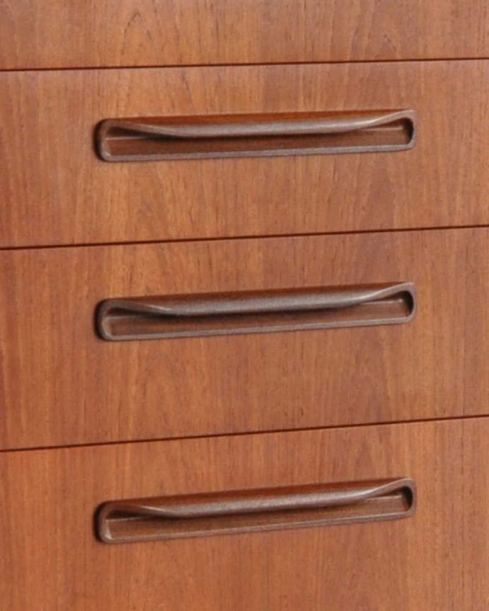 G-PLAN(Gプラン)　アンティーク家具　チーク材のカッコいいヴィンテージ家具、G-PLANのワイドチェスト（サイドボード） 。G-PLANらしいシンプルかつ使いやすい取っ手です。(x-985-f)