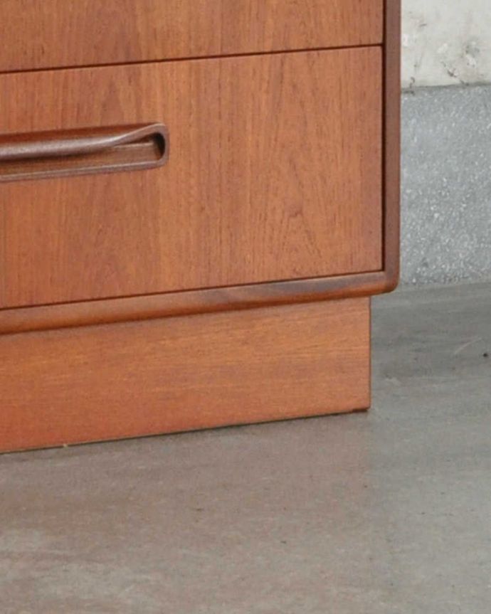 G-PLAN(Gプラン)　アンティーク家具　チーク材のカッコいいヴィンテージ家具、G-PLANのワイドチェスト（サイドボード） 。脚は床に付いたデザインです。(x-985-f)