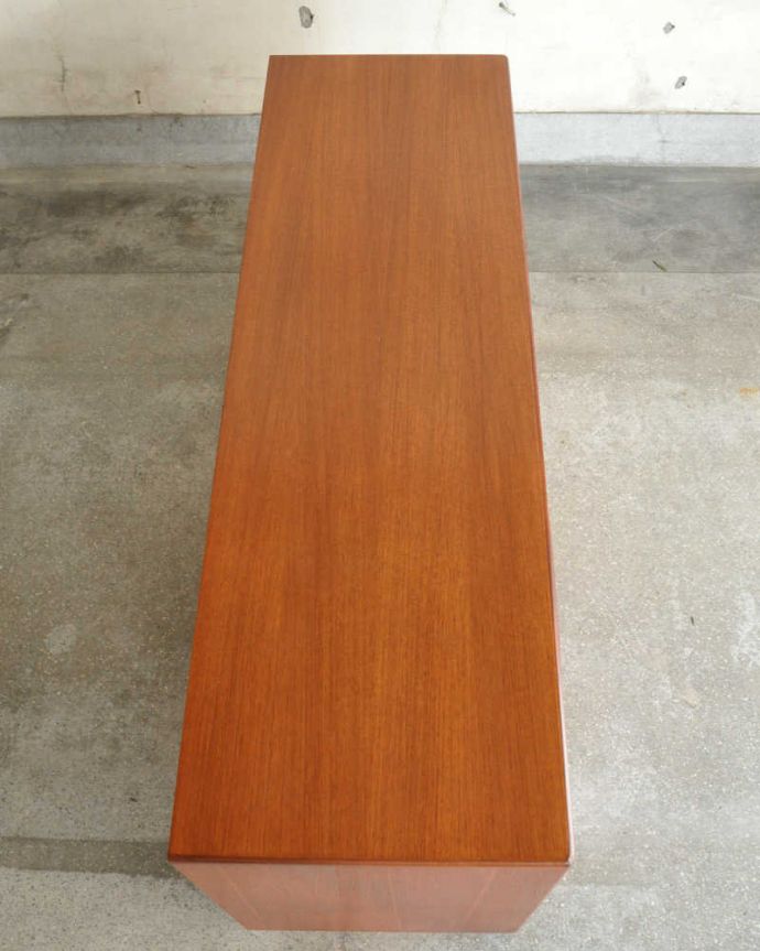 G-PLAN(Gプラン)　アンティーク家具　チーク材のカッコいいヴィンテージ家具、G-PLANのワイドチェスト（サイドボード） 。天板もキレイに塗装を仕上げました。(x-985-f)