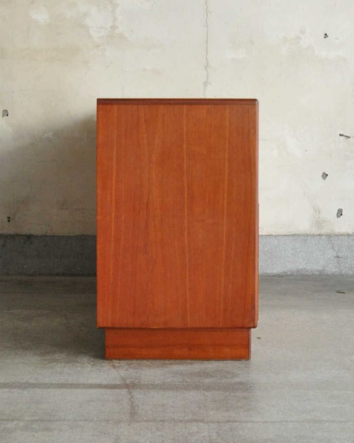 G-PLAN(Gプラン)　アンティーク家具　チーク材のカッコいいヴィンテージ家具、G-PLANのワイドチェスト（サイドボード） 。サイドから見てもキレイな状態です。(x-985-f)