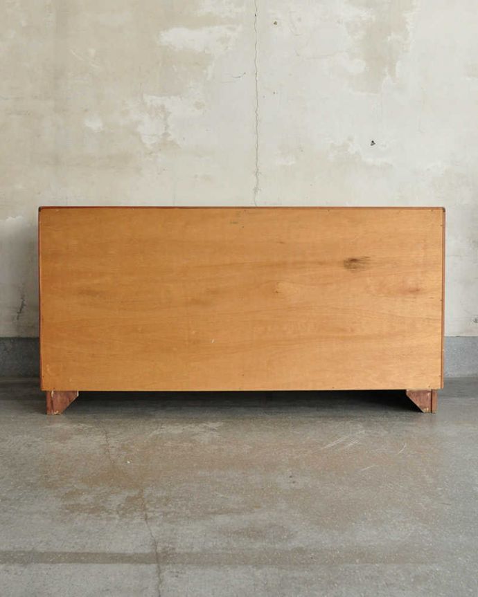 G-PLAN(Gプラン)　アンティーク家具　チーク材のカッコいいヴィンテージ家具、G-PLANのワイドチェスト（サイドボード） 。アンティークは新品ではないので、もちろん経年変化によるキズはありますが、専門の職人が目立たないようキレイにお直しをしているので、後姿までキレイです。(x-985-f)