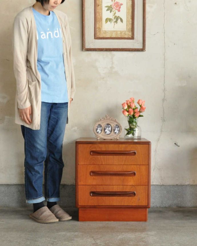 G-PLAN(Gプラン)　アンティーク家具　コンパクトなヴィンテージ家具、G-PLANの3段チェスト（チーク材）。ベッドやソファの横など、どこにでもちょこんと置けるコンパクトサイズで便利です。(x-988-f)