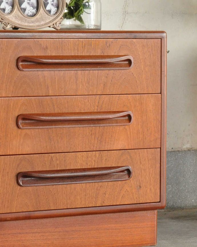 G-PLAN(Gプラン)　アンティーク家具　コンパクトなヴィンテージ家具、G-PLANの3段チェスト（チーク材）。リビングで電話などの置き場所として使っても最適です。(x-988-f)