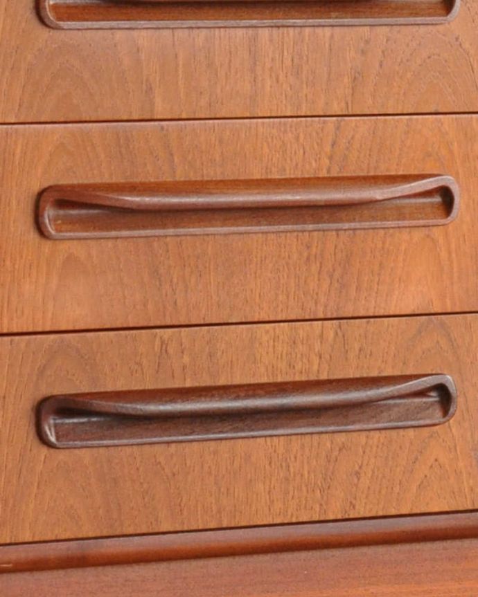 G-PLAN(Gプラン)　アンティーク家具　コンパクトなヴィンテージ家具、G-PLANの3段チェスト（チーク材）。シンプルでカッコいい取っ手。(x-988-f)