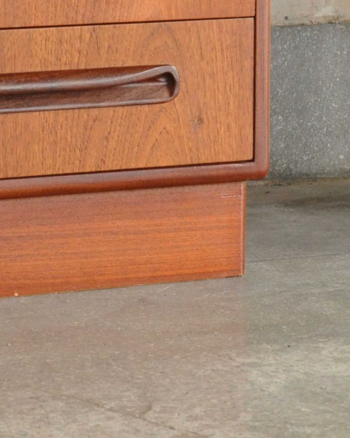 G-PLAN(Gプラン)　アンティーク家具　コンパクトなヴィンテージ家具、G-PLANの3段チェスト（チーク材）。脚は床に付いたデザインです。(x-988-f)