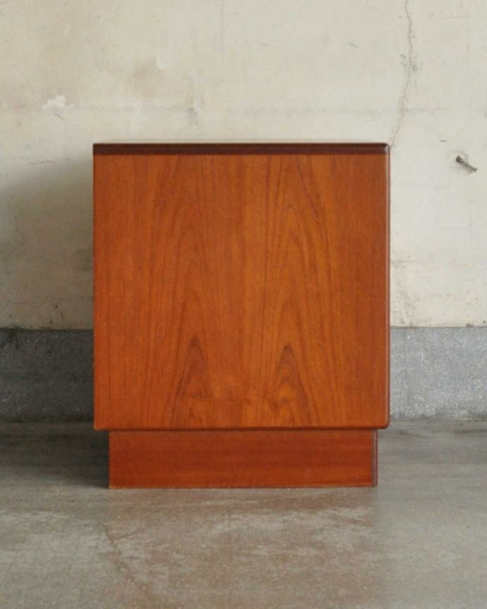 G-PLAN(Gプラン)　アンティーク家具　コンパクトなヴィンテージ家具、G-PLANの3段チェスト（チーク材）。サイドから見るとスッキリシンプル。(x-988-f)