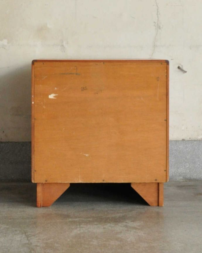 G-PLAN(Gプラン)　アンティーク家具　コンパクトなヴィンテージ家具、G-PLANの3段チェスト（チーク材）。アンティークは新品ではないので、もちろん経年変化によるキズはありますが、専門の職人が目立たないようキレイにお直しをしているので、後姿までキレイです。(x-988-f)