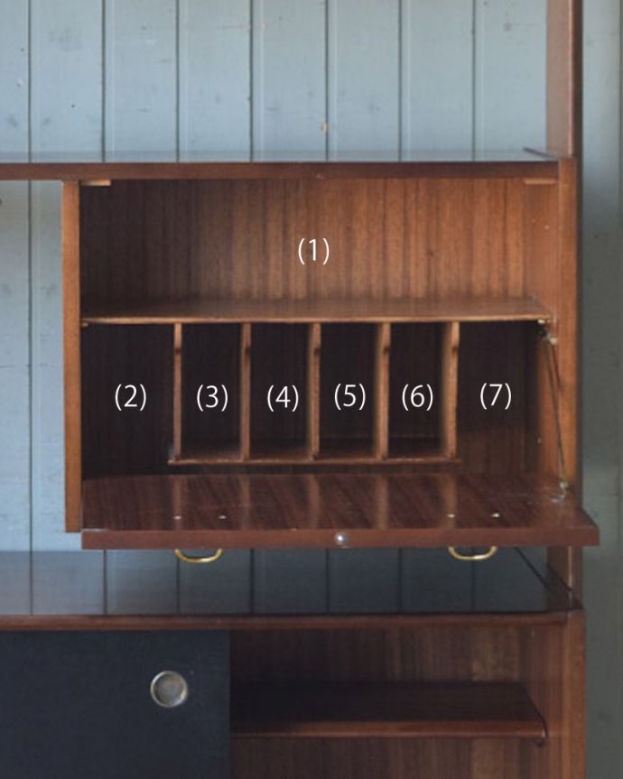 G-PLAN(Gプラン)　アンティーク家具　北欧テイストのヴィンテージ家具、G-planのカッコイイディバイダー（本棚） 。扉の中には取り外し可能な収納棚が付いています。(x-989-f)