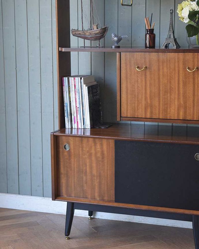 G-PLAN(Gプラン)　アンティーク家具　北欧テイストのヴィンテージ家具、G-planのカッコイイディバイダー（本棚） 。かっこいい金具の扉取っ手。(x-989-f)