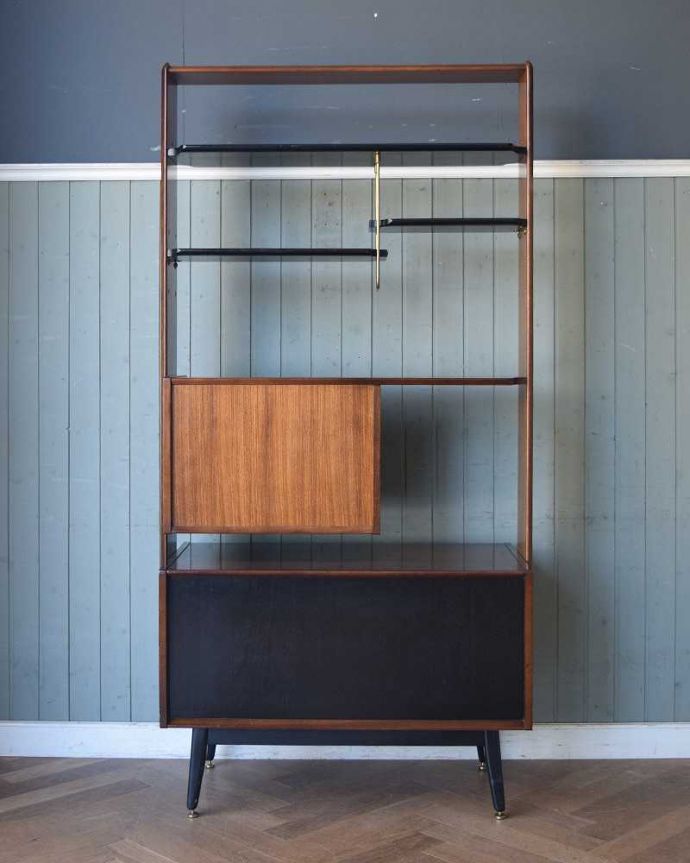 G-PLAN(Gプラン)　アンティーク家具　北欧テイストのヴィンテージ家具、G-planのカッコイイディバイダー（本棚） 。アンティークは新品ではないので、もちろん経年変化によるキズはありますが、専門の職人が目立たないようキレイにお直しをしているので、後姿までキレイです。(x-989-f)