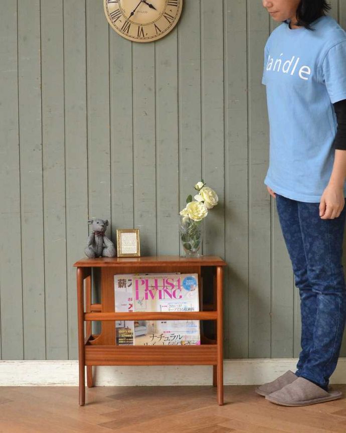 マガジンラック　アンティーク家具　ソファやベッドの横で使える北欧スタイルのヴィンテージ家具、マガジンラック付きのサイドテーブル 。ベッドやソファの横など、どこにでもちょこんと置けるコンパクトサイズで便利です。(x-991-f)