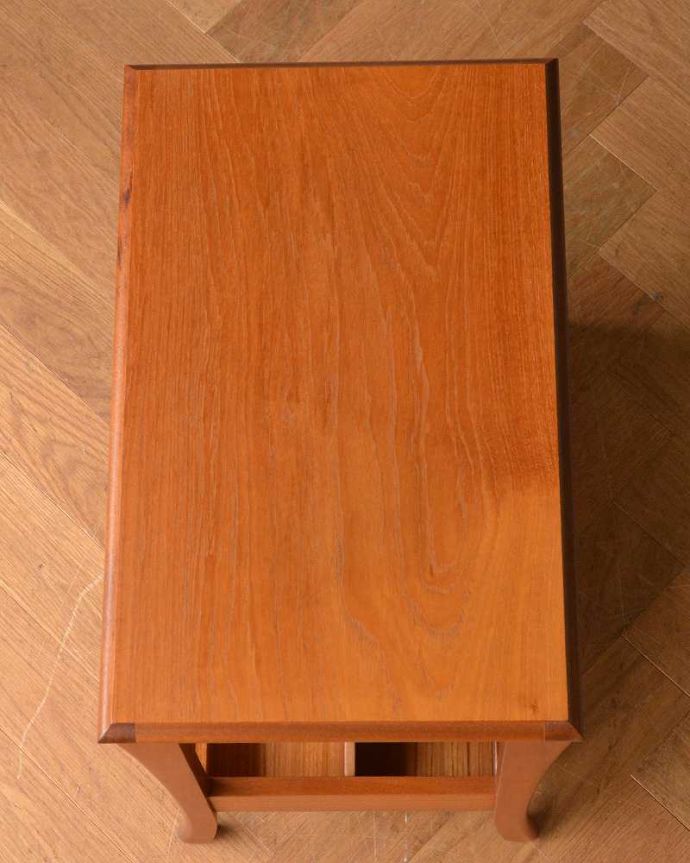 マガジンラック　アンティーク家具　ソファやベッドの横で使える北欧スタイルのヴィンテージ家具、マガジンラック付きのサイドテーブル 。天板もキレイに仕上げました。(x-991-f)