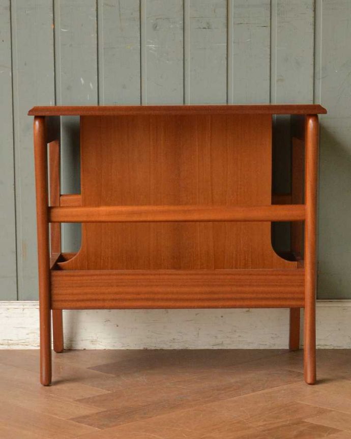 マガジンラック　アンティーク家具　ソファやベッドの横で使える北欧スタイルのヴィンテージ家具、マガジンラック付きのサイドテーブル 。アンティークは新品ではないので、もちろん経年変化によるキズはありますが、専門の職人が目立たないようキレイにお直しをしているので、後姿までキレイです。(x-991-f)