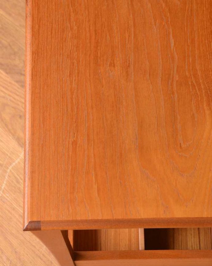 マガジンラック　アンティーク家具　ソファやベッドの横で使える北欧スタイルのヴィンテージ家具、マガジンラック付きのサイドテーブル 。きちんとメンテナンスしていますので、届いたその日からお使いいただけます。(x-991-f)