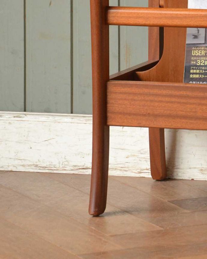 マガジンラック　アンティーク家具　ソファやベッドの横で使える北欧スタイルのヴィンテージ家具、マガジンラック付きのサイドテーブル 。しっかりと支えます。(x-991-f)