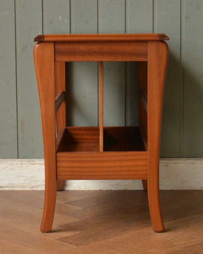 マガジンラック　アンティーク家具　ソファやベッドの横で使える北欧スタイルのヴィンテージ家具、マガジンラック付きのサイドテーブル 。サイドから見ても絵になります。(x-991-f)