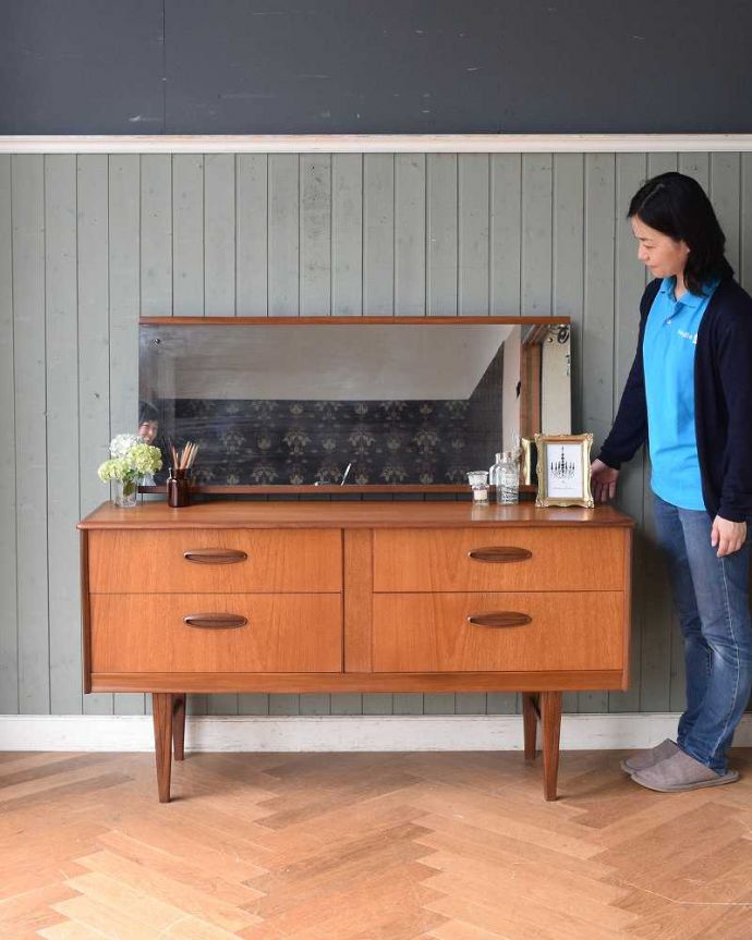 アンティークのドレッサー　アンティーク家具　チーク材のヴィンテージ家具、北欧テイストのコンパクトなサイズの引き出し付きドレッサー 。大きなミラーが特徴のアンティークドレッサー。(x-992-f)