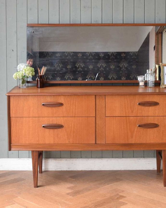 アンティークのドレッサー　アンティーク家具　チーク材のヴィンテージ家具、北欧テイストのコンパクトなサイズの引き出し付きドレッサー 。北欧家具のお部屋にピッタリ！男女ともに人気のシンプルでスタイリッシュなインテリアです。(x-992-f)