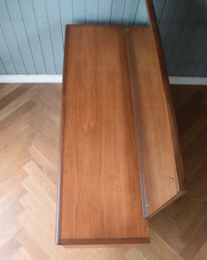 アンティークのドレッサー　アンティーク家具　チーク材のヴィンテージ家具、北欧テイストのコンパクトなサイズの引き出し付きドレッサー 。天板もキレイに塗装を仕上げました。(x-992-f)