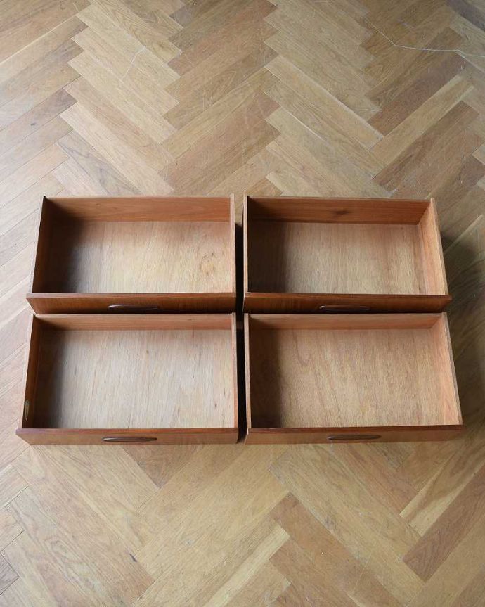 アンティークのドレッサー　アンティーク家具　チーク材のヴィンテージ家具、北欧テイストのコンパクトなサイズの引き出し付きドレッサー 。引き出しがあるので細かいものもしまえてとっても便利です。(x-992-f)