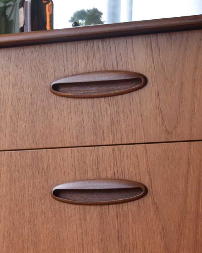 アンティークのドレッサー　アンティーク家具　チーク材のヴィンテージ家具、北欧テイストのコンパクトなサイズの引き出し付きドレッサー 。シンプルでカッコいい取っ手。(x-992-f)