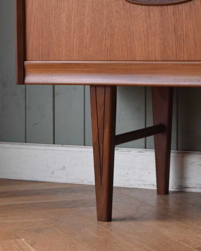 アンティークのドレッサー　アンティーク家具　チーク材のヴィンテージ家具、北欧テイストのコンパクトなサイズの引き出し付きドレッサー 。脚はすっきりしたデザインです。(x-992-f)