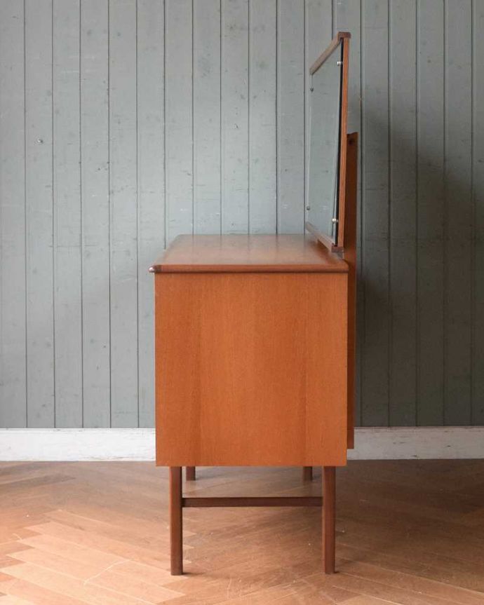 アンティークのドレッサー　アンティーク家具　チーク材のヴィンテージ家具、北欧テイストのコンパクトなサイズの引き出し付きドレッサー 。サイドから見てもキレイな状態です。(x-992-f)