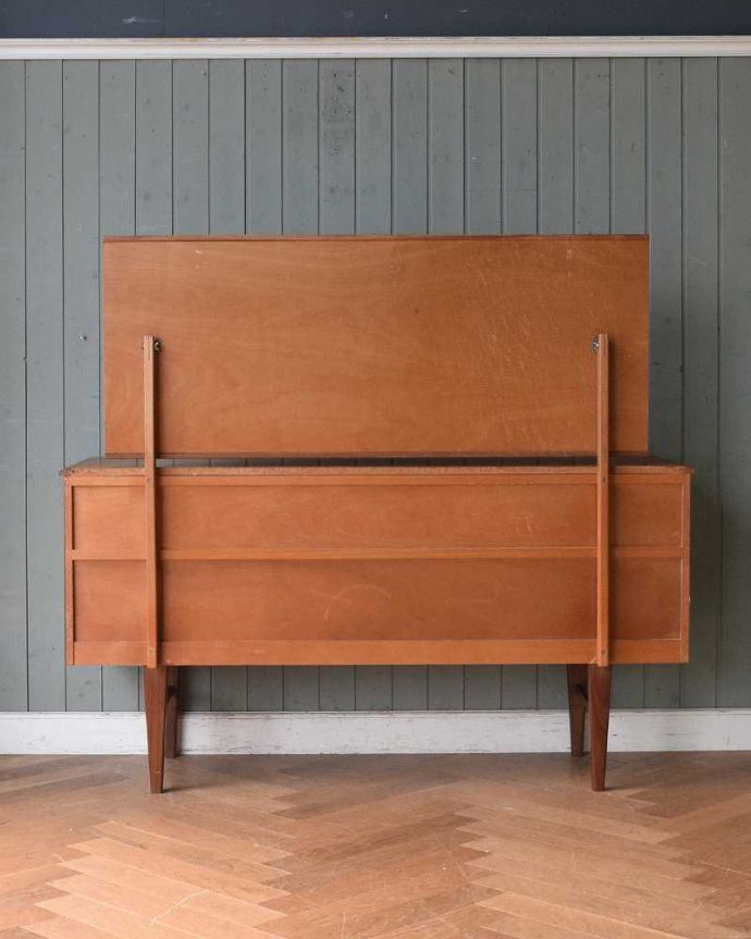 アンティークのドレッサー　アンティーク家具　チーク材のヴィンテージ家具、北欧テイストのコンパクトなサイズの引き出し付きドレッサー 。アンティークは新品ではないので、もちろん経年変化によるキズはありますが、専門の職人が目立たないようキレイにお直しをしているので、後姿までキレイです。(x-992-f)