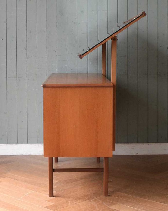 アンティークのドレッサー　アンティーク家具　チーク材のヴィンテージ家具、北欧テイストのコンパクトなサイズの引き出し付きドレッサー 。ミラーは角度の調整が可能です。(x-992-f)