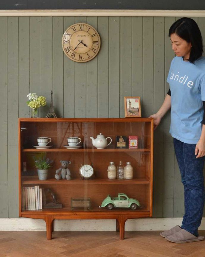 アンティークのキャビネット　アンティーク家具　引き戸タイプのヴィンテージガラスキャビネット、コレクションキャビネット（ショーケース）。リビングの電話台にもオススメです。(x-993-f)