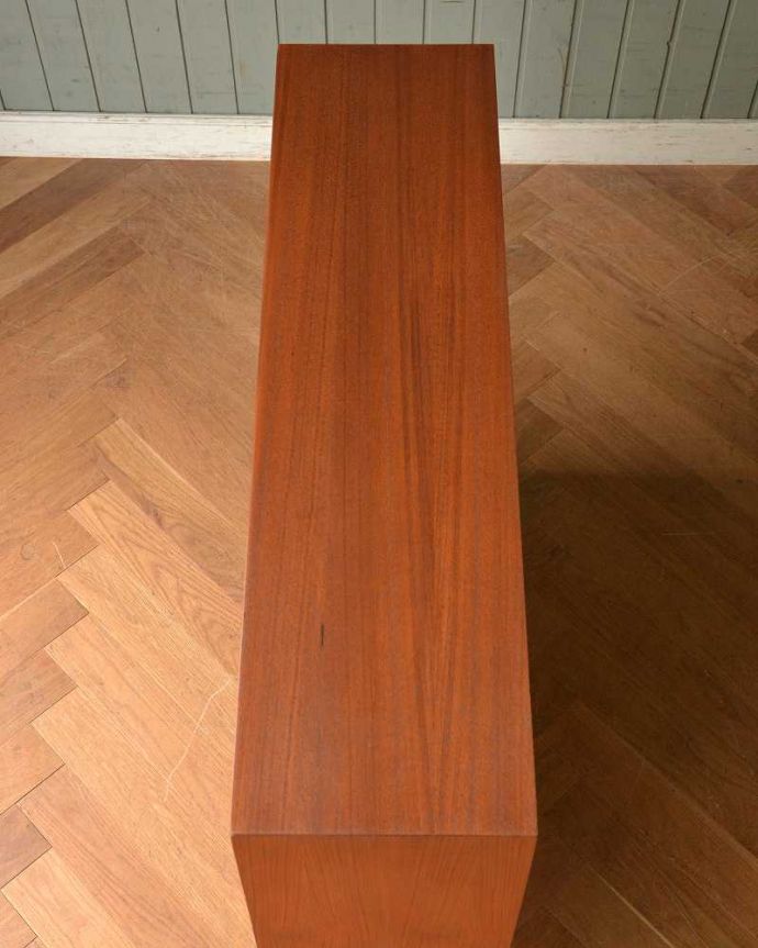 アンティークのキャビネット　アンティーク家具　引き戸タイプのヴィンテージガラスキャビネット、コレクションキャビネット（ショーケース）。天板もキレイに塗装を仕上げました。(x-993-f)