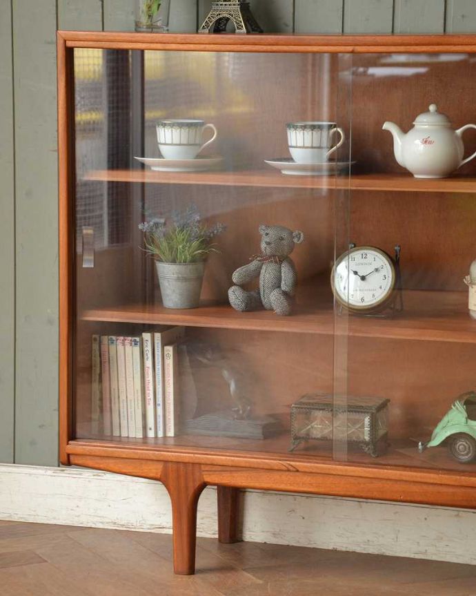 アンティークのキャビネット　アンティーク家具　引き戸タイプのヴィンテージガラスキャビネット、コレクションキャビネット（ショーケース）。ガラスの扉もアンティークのものをそのまま使用しています。(x-993-f)