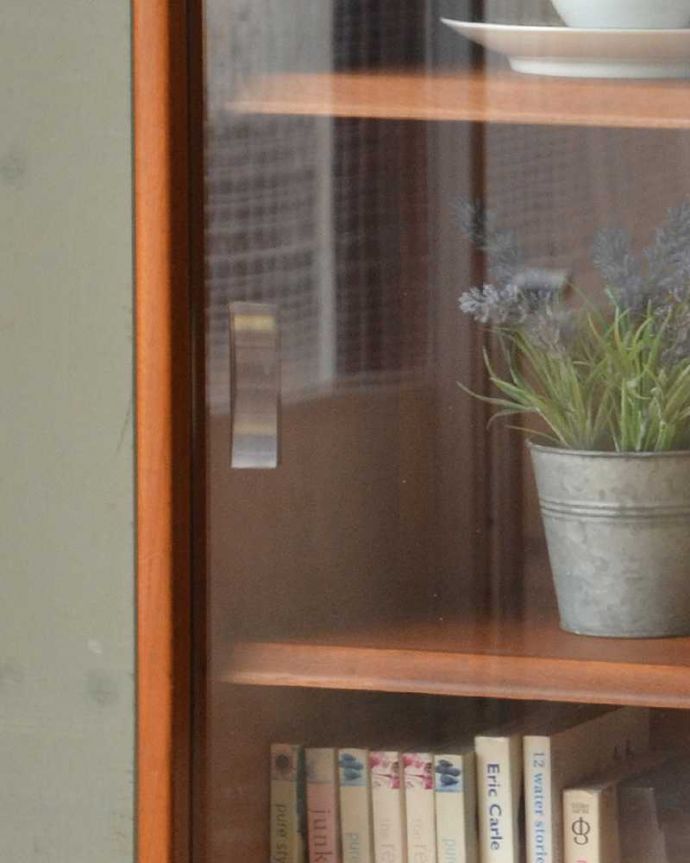 アンティークのキャビネット　アンティーク家具　引き戸タイプのヴィンテージガラスキャビネット、コレクションキャビネット（ショーケース）。ガラス戸は指を引っ掛けてスライドさせると開閉出来ます。(x-993-f)