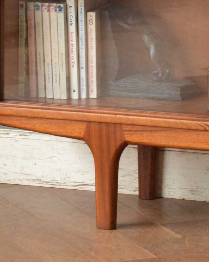 アンティークのキャビネット　アンティーク家具　引き戸タイプのヴィンテージガラスキャビネット、コレクションキャビネット（ショーケース）。脚はすっきりしたデザインです。(x-993-f)