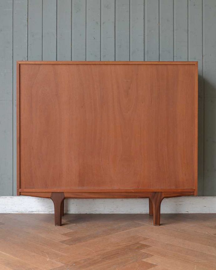 アンティークのキャビネット　アンティーク家具　引き戸タイプのヴィンテージガラスキャビネット、コレクションキャビネット（ショーケース）。アンティークは新品ではないので、もちろん経年変化によるキズはありますが、専門の職人が目立たないようキレイにお直しをしているので、後姿までキレイです。(x-993-f)